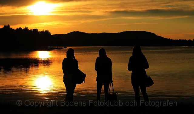 2-flickor i solnedgang brannastrand.JPG - Flickor i solnedgång Brännastrand